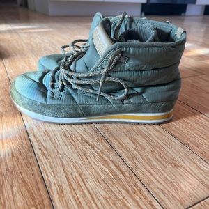 Teva mens quilted sneaker boots size 9